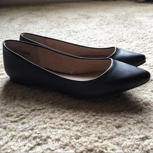 Size 8 black Express pointed flats